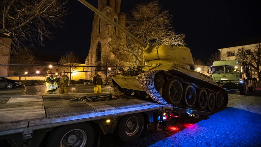 Kétéltű harckocsi váltja a felújításra váró tankot a Hadtörténeti Múzeum előtt