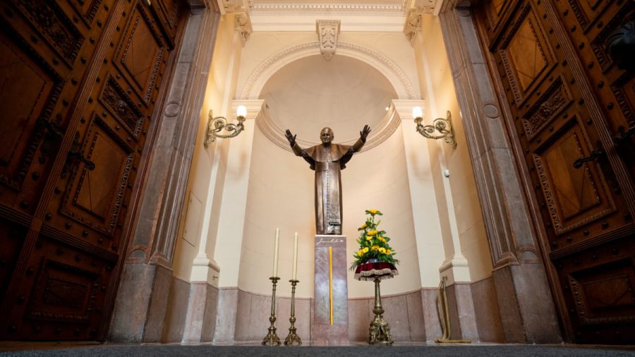 Szobrot állítottak a 100 éve született II. János Pál pápának a Szent István-bazilikában