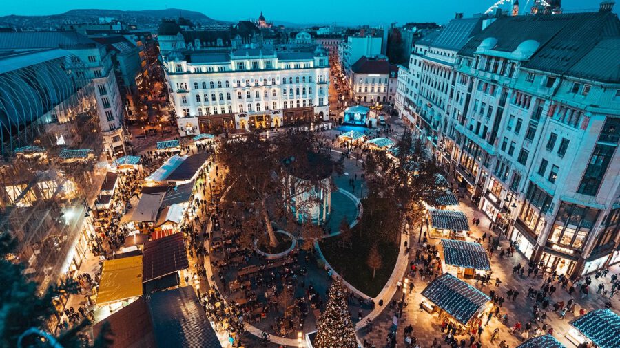 Elmarad az idei karácsonyi vásár a Vörösmarty téren, de útjára indul az utazó láda