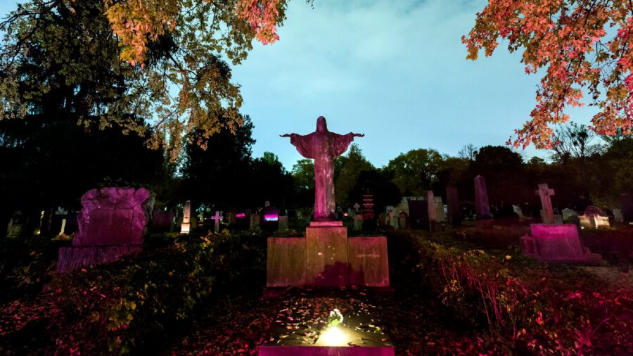 Csütörtöktől tovább tartanak nyitva a fővárosi temetők, sűrűbben közlekednek a buszok és villamosok