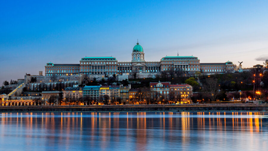 Folytatódik a várfalak felújítása és a parkok rendbetétele a Budavári Palotanegyedben