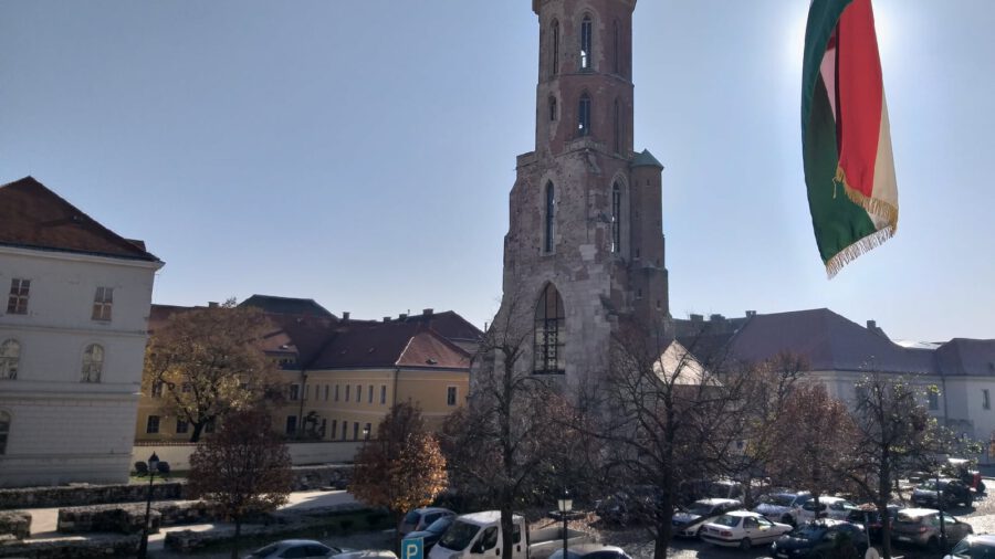 Épül a korcsolyapálya, mától nem lehet parkolni a Kapisztrán téren