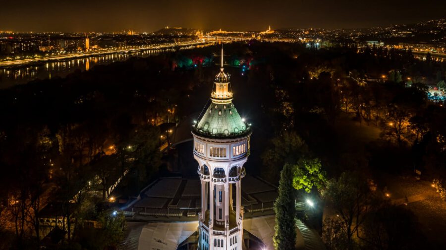 Így néz ki az éjjeli Budapest a Margit-szigeti víztoronyból