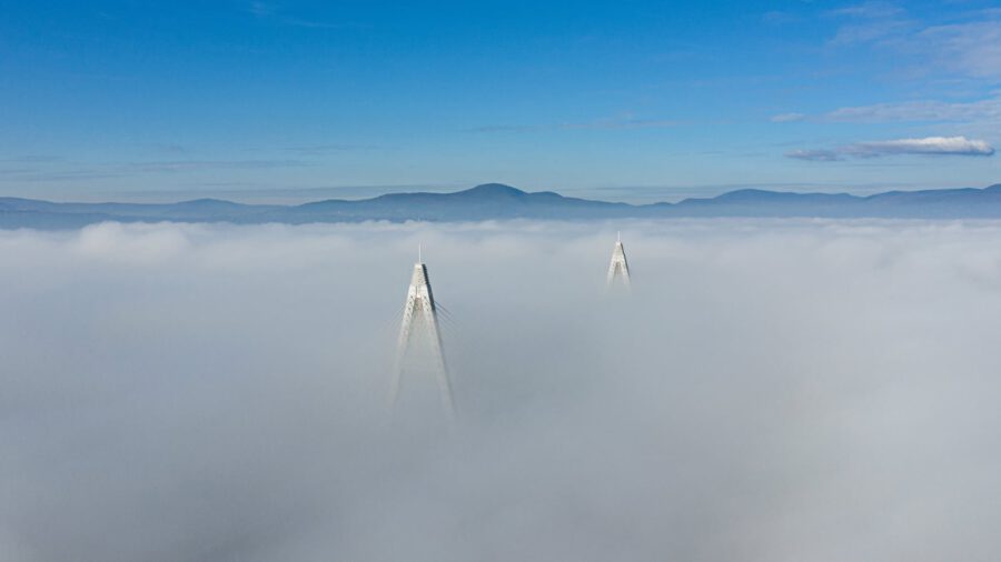 A ködfelhőbe burkolózott budapesti Megyeri híd