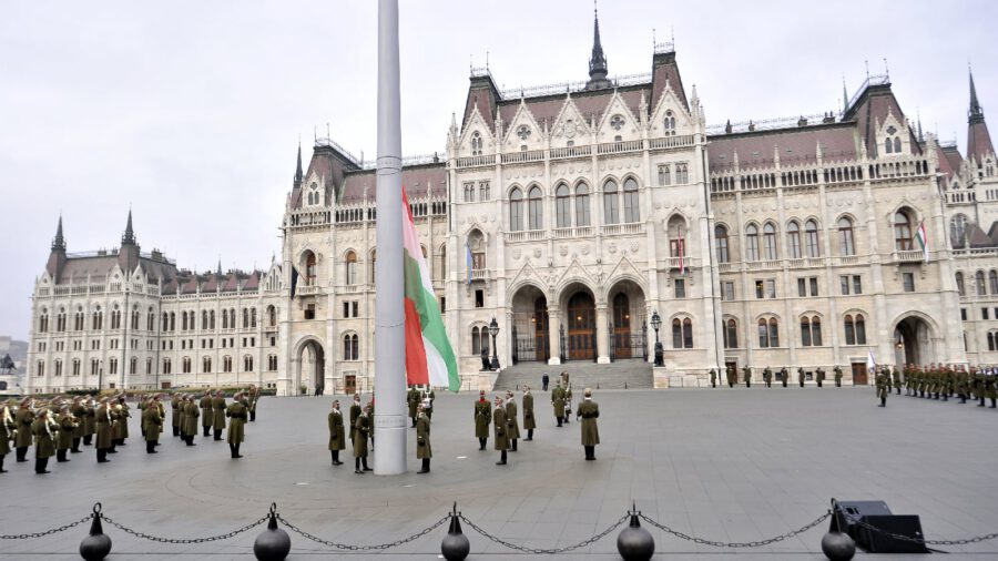 Félárbócra engedték a nemzeti lobogót az Országház előtt