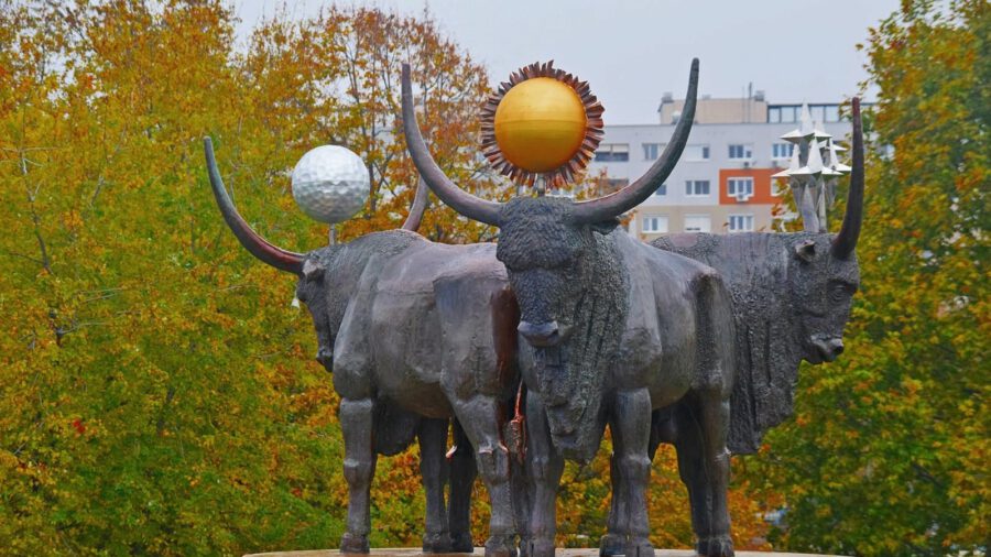 Ismét a bikák fején ragyog a Nap, a Hold és a csillagok a Bikás parkban