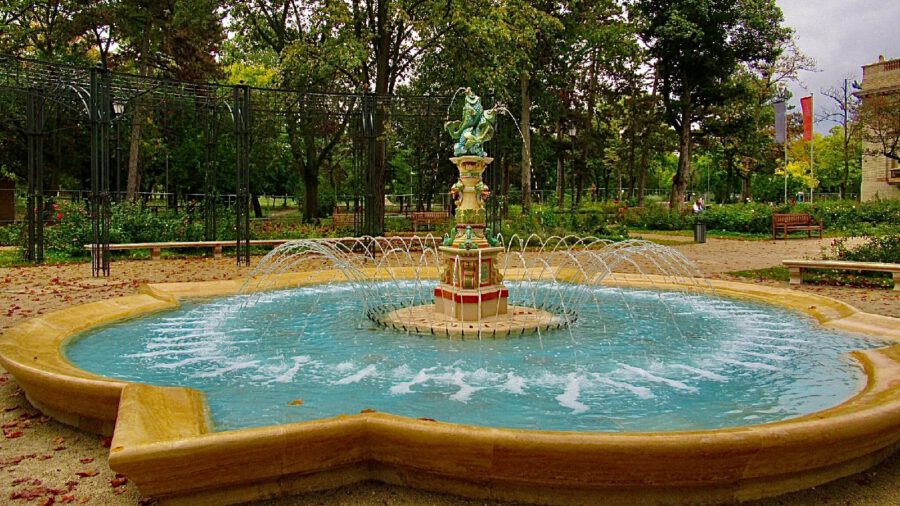 Egy rózsakert ékszerdoboza: a Zsolnay-kút a Millennium Háza előtt