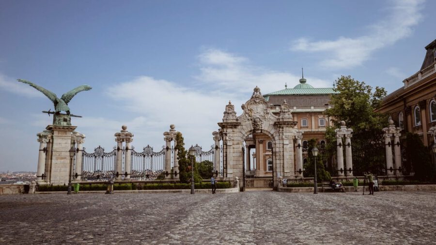 Renoválják a Habsburg kaput, restaurálják a Turul szobrot a Várnegyedben