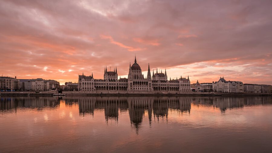 13 fotón hazánk emblematikus épülete, a budapesti Országház