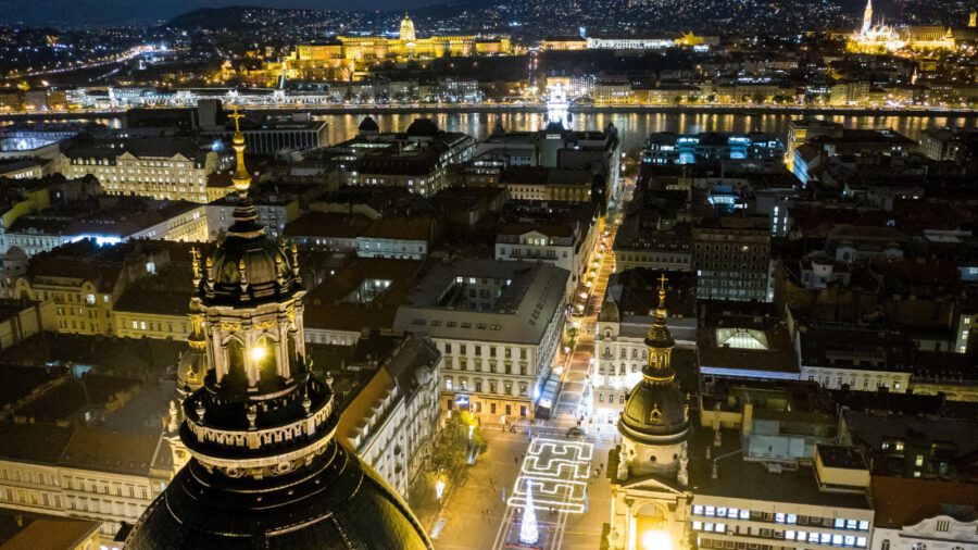 Óriási fényfüzér a Szent István Bazilika előtt
