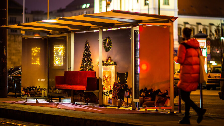 Teljes karácsonyi pompában tündököl 3 busz és villamosmegálló