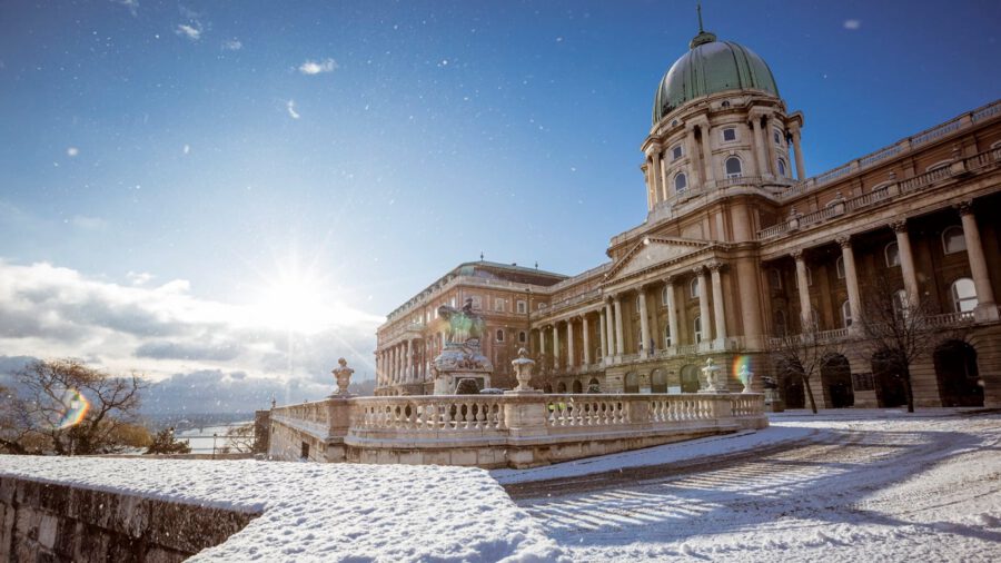 Téli mesevilág: hótakaró borult a Budavári Palotanegyedre