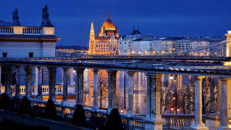 Mesés képek a fényekben úszó Budapestről
