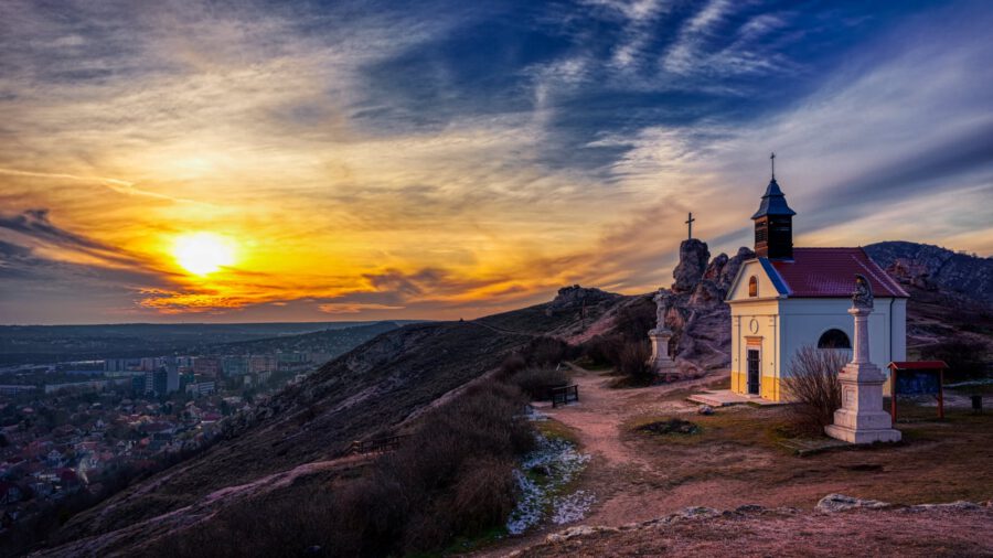 A több mint 165 éves budaörsi kápolna, ahonnan mennyei a panoráma