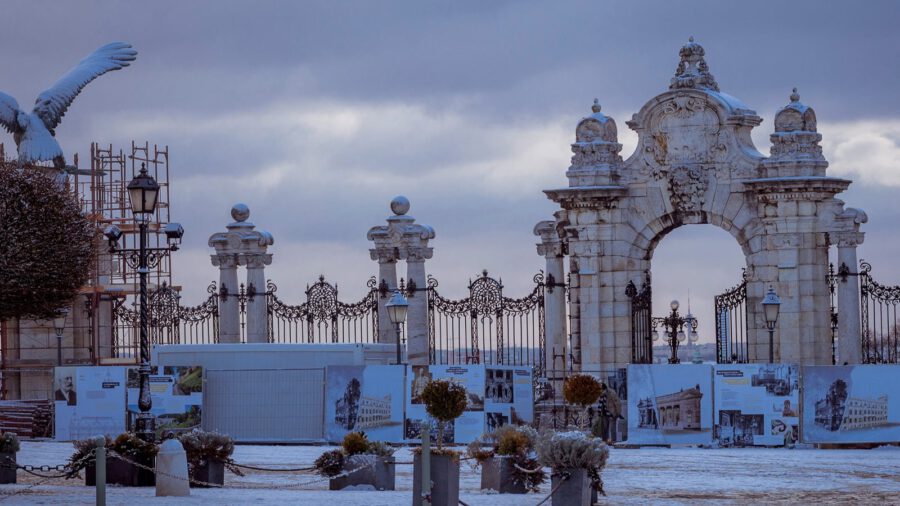 Már szépül a Habsburg kapu és az ikonikus turulszobor a budai Várban
