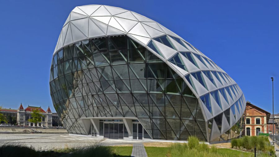 Díszkivilágítást kap Budapest egyik ikonikus épülete, a Duna-parti Bálna