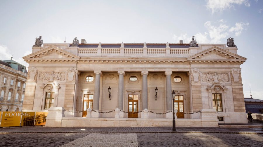 Az impozáns Főőrség tizenkét arc nélküli szobra