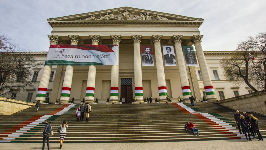 A Magyar Nemzeti Múzeum kertjében avatták fel a főváros első Vasvári Pál szobrát