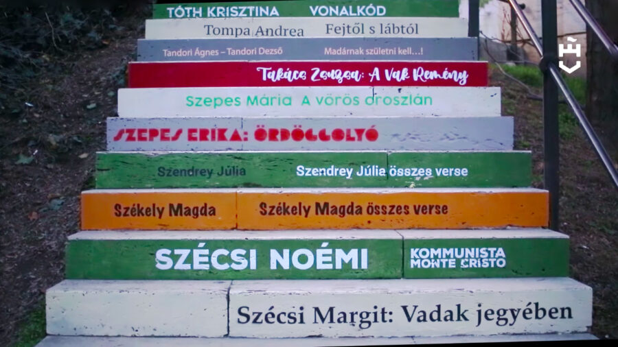 Nőnap alkalmából 47 magyar írónő nevét festették egy budavári lépcsősorra