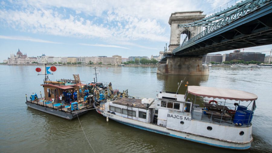 A Lánchíd körül búvárok vizsgálják át a Duna medrét