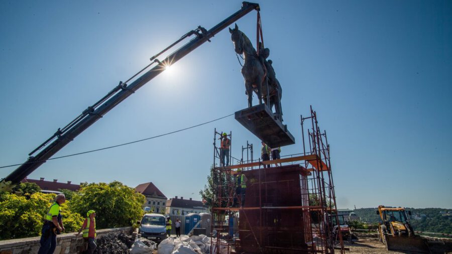 Daruval szállították el a Görgei lovaszobrát a budai Várból