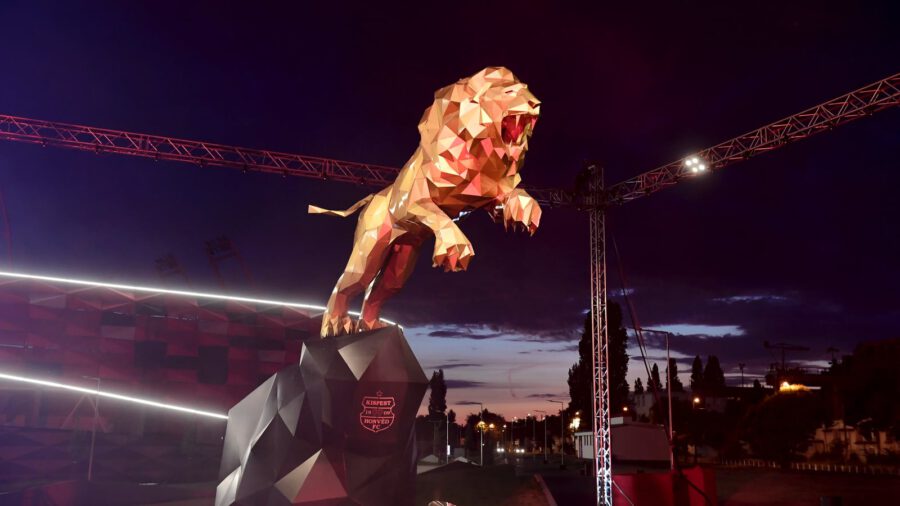 Felavatták a Bozsik Aréna előtti 6 tonnás Aranyoroszlán-szobrot