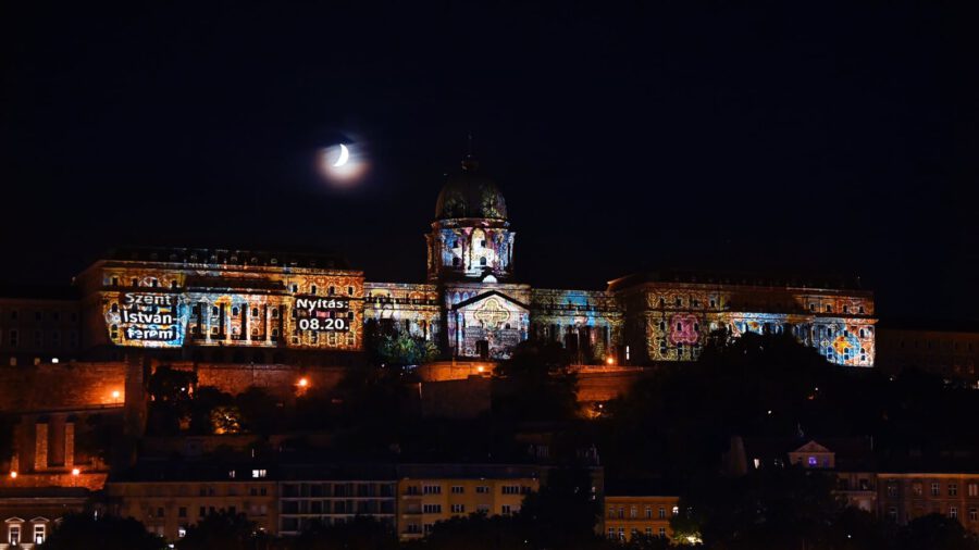 Egyedülálló fényfestés díszíti a Budavári Palotát minden este