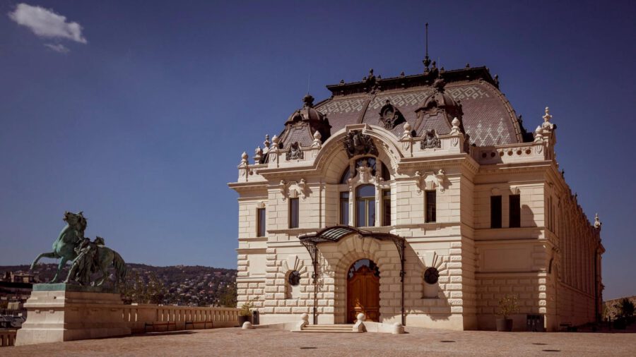 Újjászületett a Lovarda és a Csikós-udvar környező része