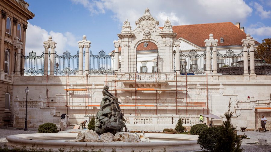 Karácsonykor már a megújult Habsburg-kapun sétálhatunk át