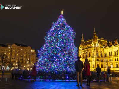 16000 izzóval pompázik az Ország Karácsonyfája a Kossuth téren
