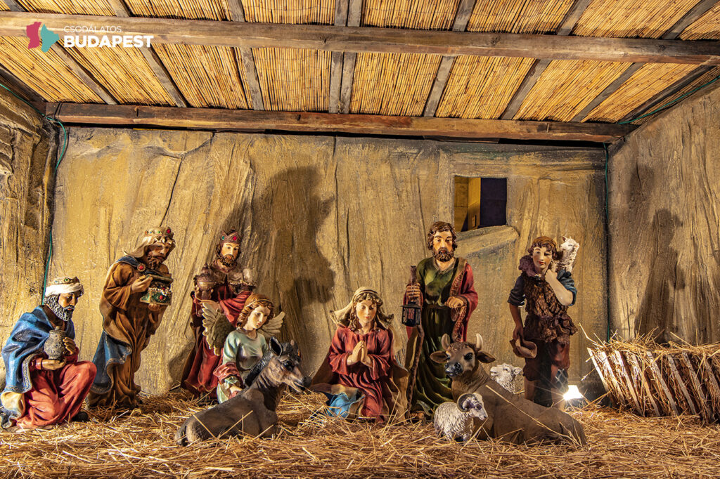 16000 izzóval pompázik az Ország Karácsonyfája a Kossuth téren