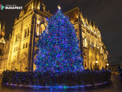 16000 izzóval pompázik az Ország Karácsonyfája a Kossuth téren