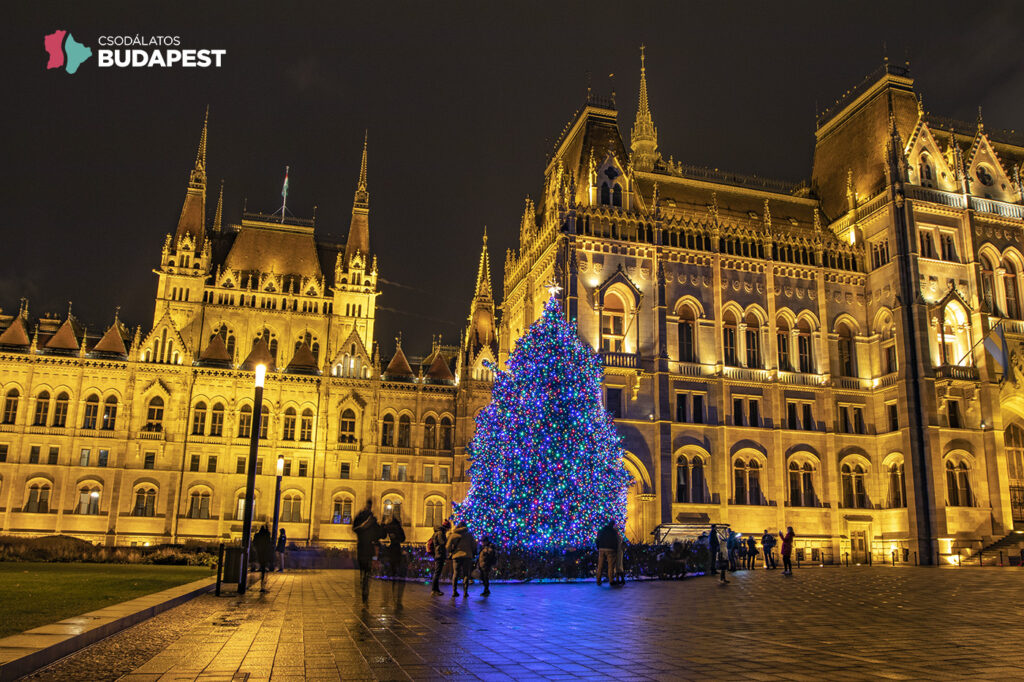16000 izzóval pompázik az Ország Karácsonyfája a Kossuth téren