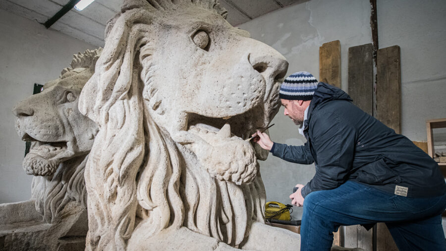 Hónapok óta restaurálják a Lánchíd, 13 tonnás kőoroszlánjait - fotógaléria