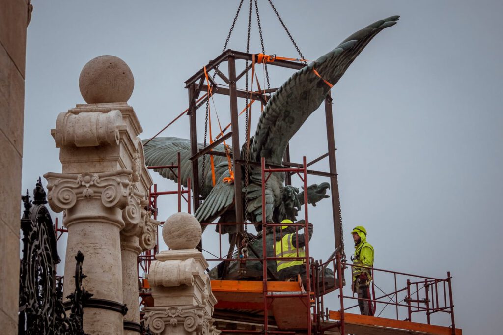 Visszakerült a helyére a Budai Vár megújult, ikonikus turulszobra