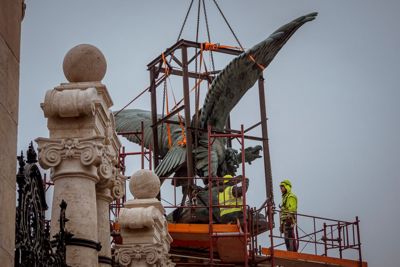 Visszakerült a helyére a Budai Vár megújult, ikonikus turulszobra