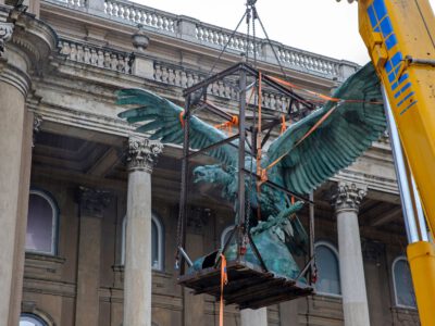 Visszakerült a helyére a Budai Vár megújult, ikonikus turulszobra