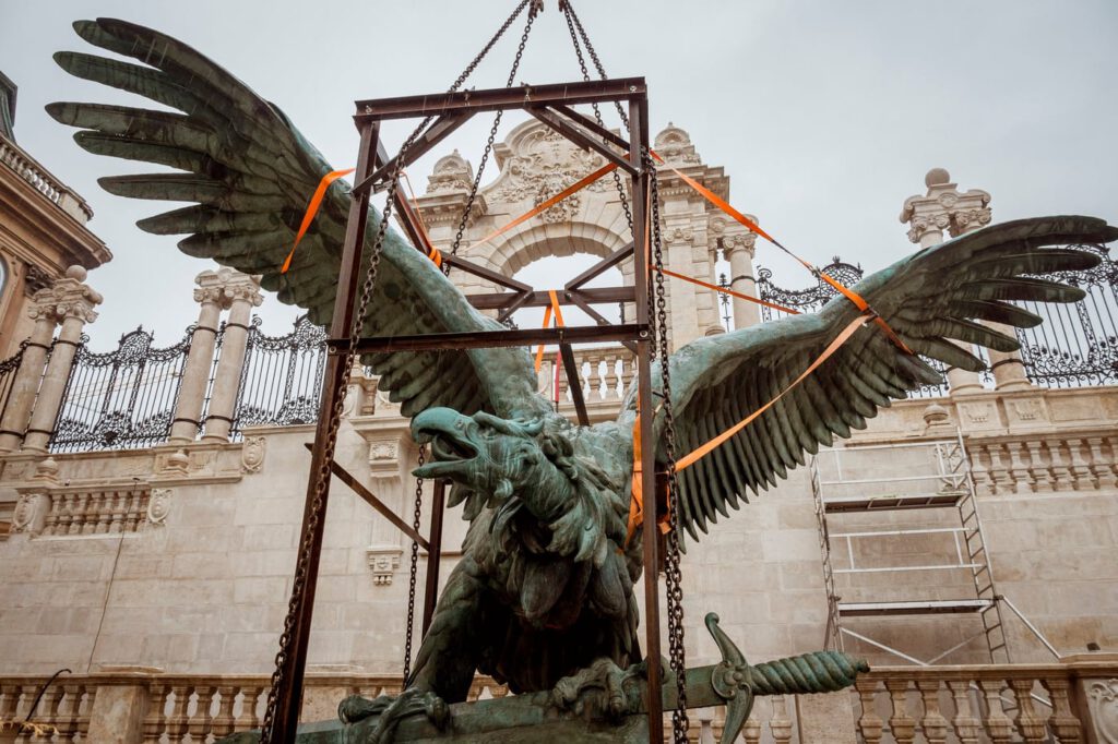 Visszakerült a helyére a Budai Vár megújult, ikonikus turulszobra