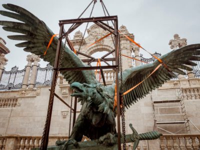 Visszakerült a helyére a Budai Vár megújult, ikonikus turulszobra