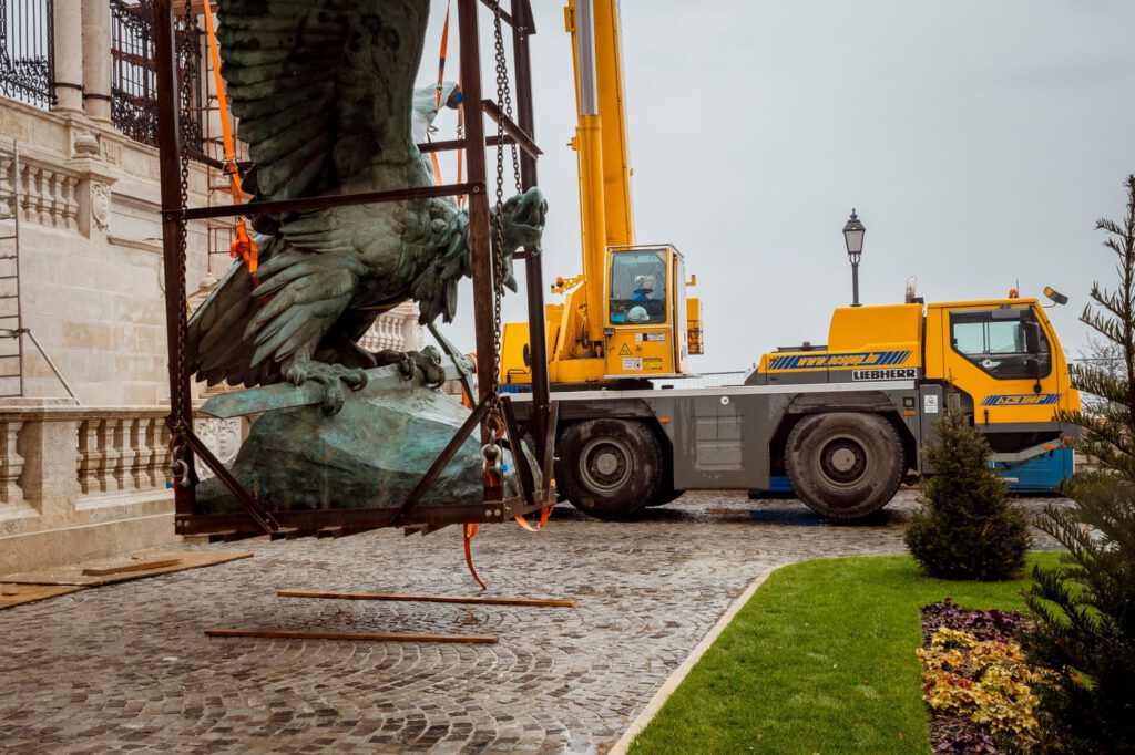 Visszakerült a helyére a Budai Vár megújult, ikonikus turulszobra