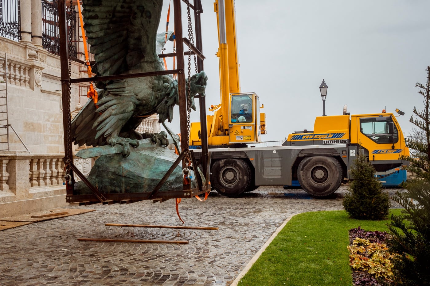 Visszakerült a helyére a Budai Vár megújult, ikonikus turulszobra