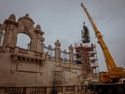 Visszakerült a helyére a Budai Vár megújult, ikonikus turulszobra