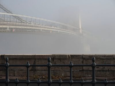 Helyére került az utolsó új pályatábla a Lánchíd medernyílásában