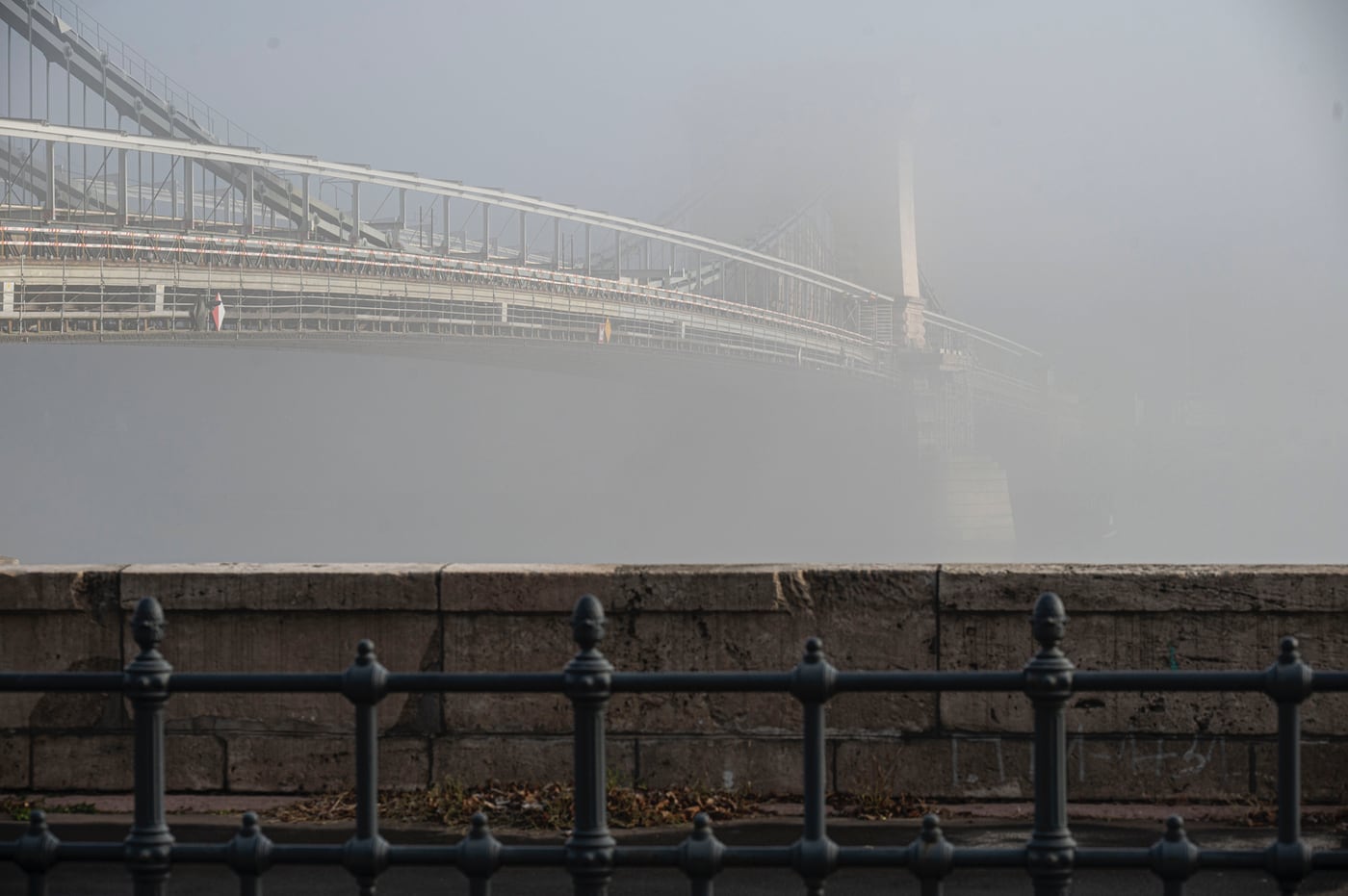 Helyére került az utolsó új pályatábla a Lánchíd medernyílásában