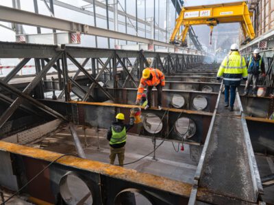 Helyére került az utolsó új pályatábla a Lánchíd medernyílásában
