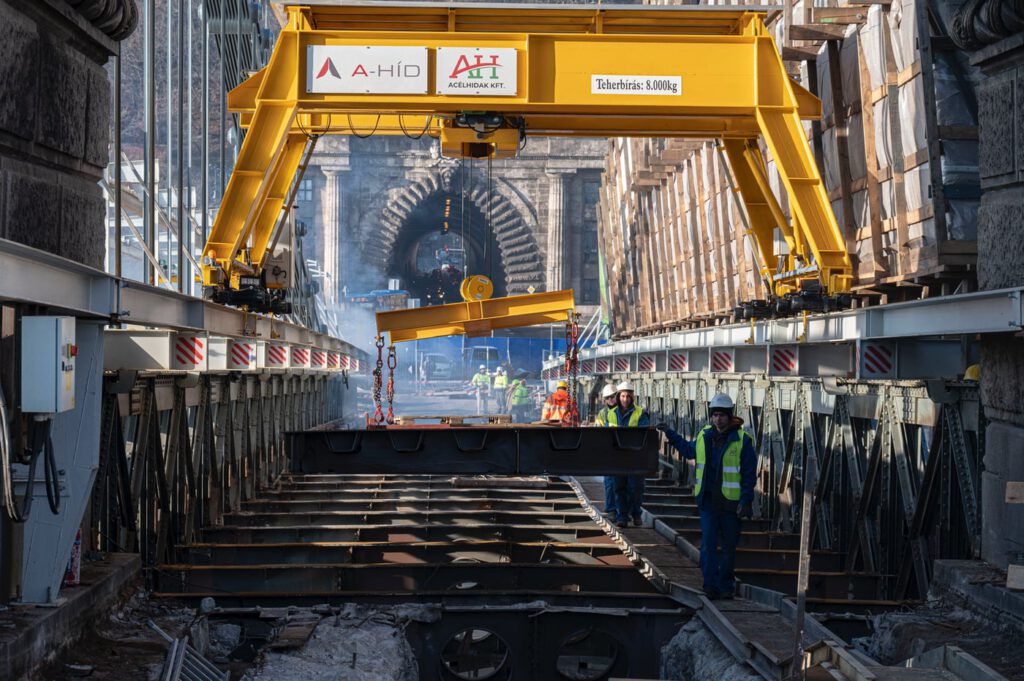 Helyére került az utolsó új pályatábla a Lánchíd medernyílásában