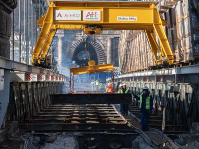 Helyére került az utolsó új pályatábla a Lánchíd medernyílásában