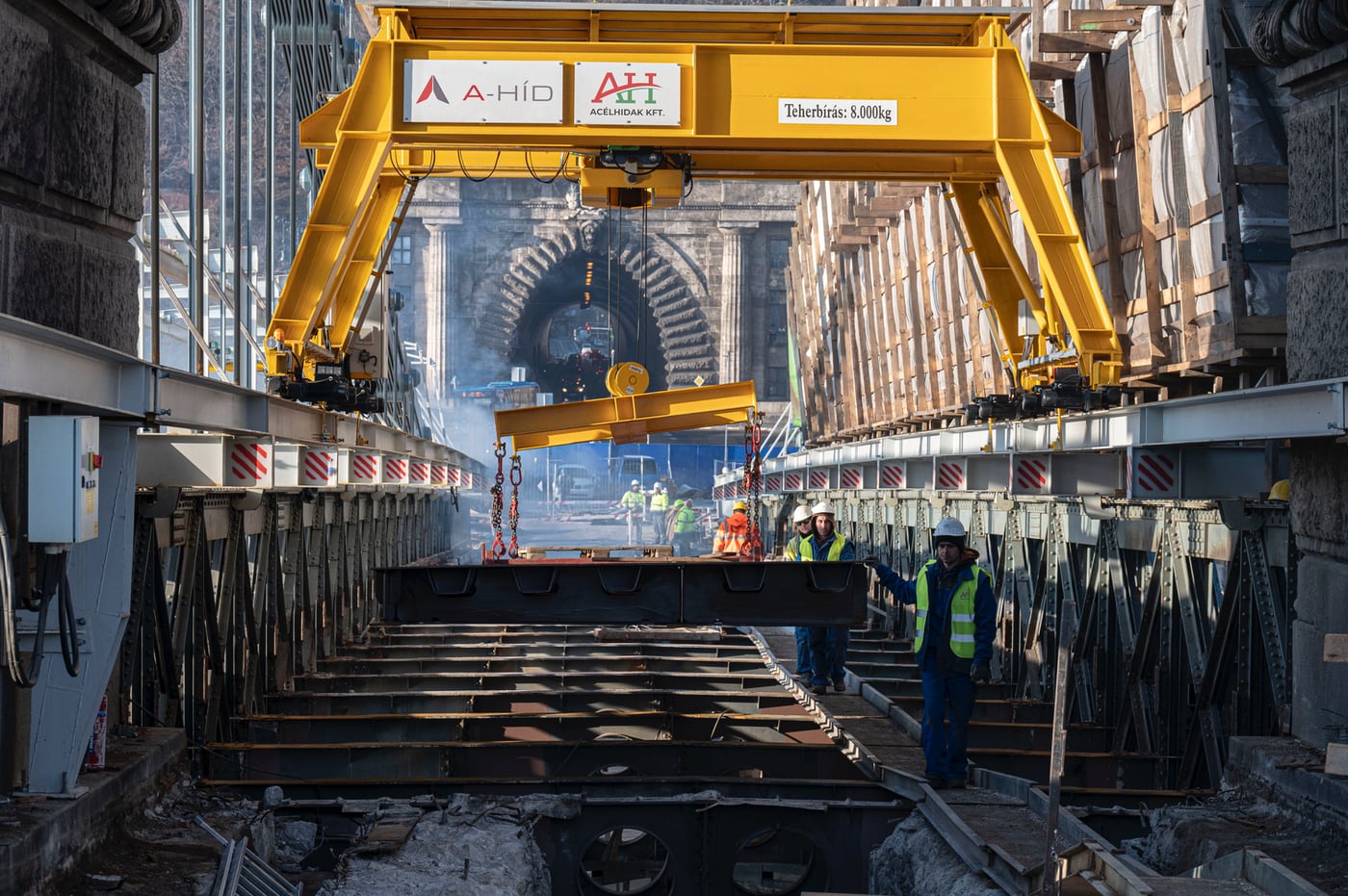 Helyére került az utolsó új pályatábla a Lánchíd medernyílásában