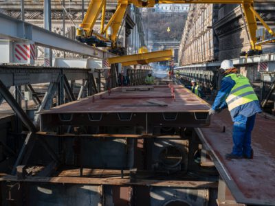 Helyére került az utolsó új pályatábla a Lánchíd medernyílásában