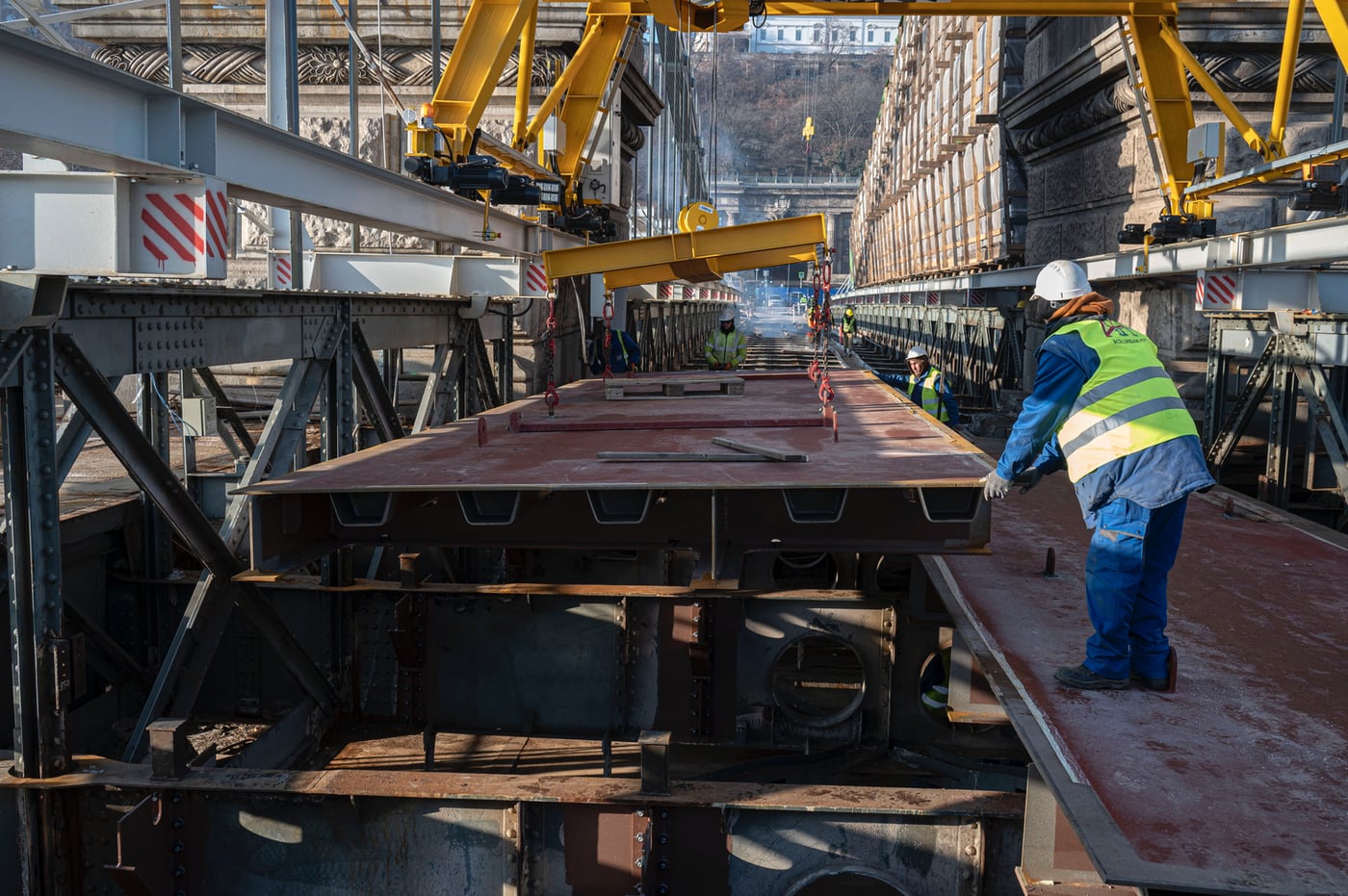 Helyére került az utolsó új pályatábla a Lánchíd medernyílásában
